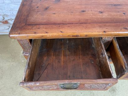 Table console en bois ouvrant par trois tiroirs...
