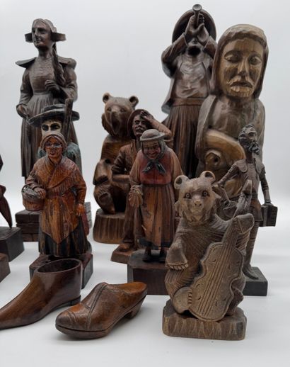 Set of wooden sculptures with various subjects
A...