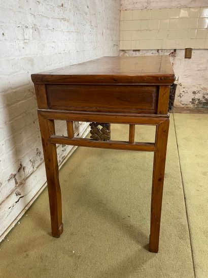Table console en bois ouvrant par trois tiroirs...