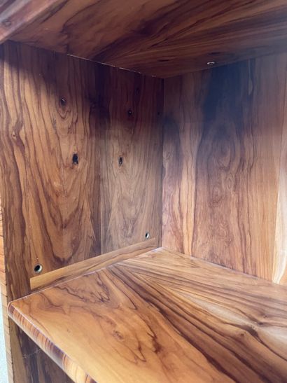 Petite bibliothèque basse en placage de bois...