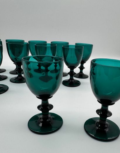 Suite de 12 verres à pied en verre teinté...