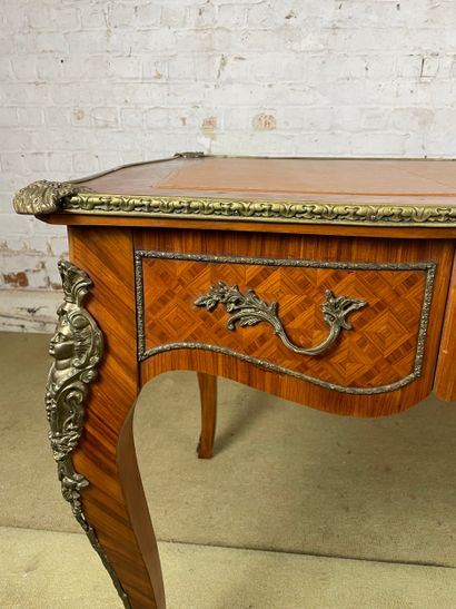 Bureau plat en marqueterie et bronze doré...