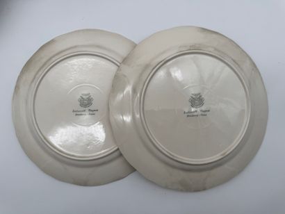 Lot d’assiettes en faïence et céramique diverses...