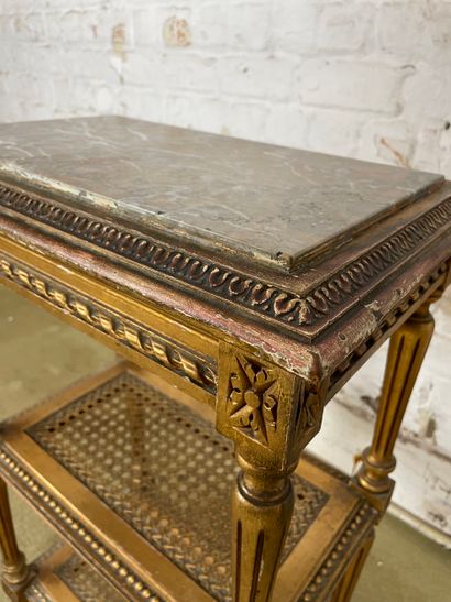 Guéridon à tablettes de style Louis XVI
Petit...