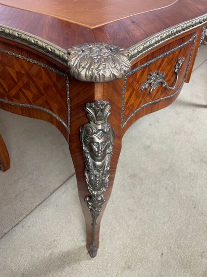 Bureau plat en marqueterie et bronze doré...