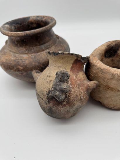 Ensemble d’objets ethnographiques en terre...