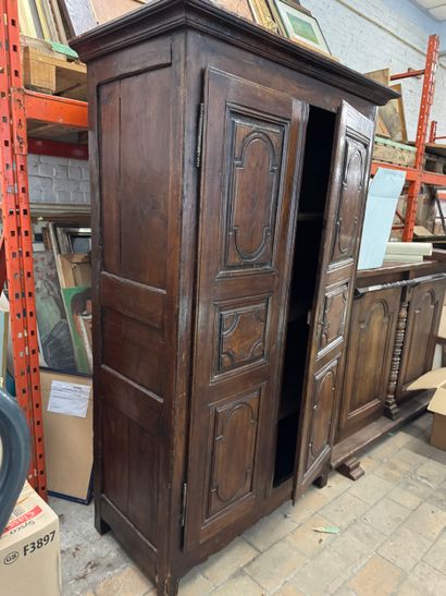 Armoire régionale en bois mouluré, travail...