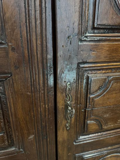 Armoire régionale en bois mouluré, travail...