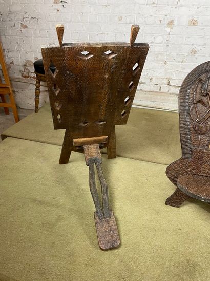 Lot de 4 sièges africains sculptés en bois...