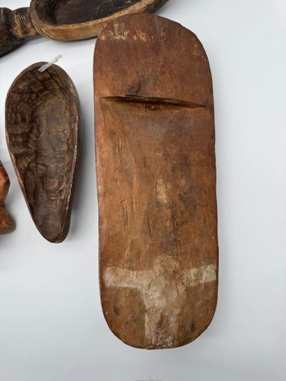 Lot of African-style objects (masks and sculptures)
Set...