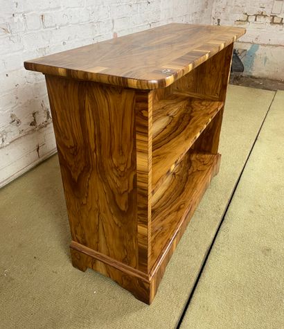 Petite bibliothèque basse en placage de bois...