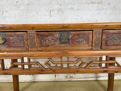 Table console en bois ouvrant par trois tiroirs...