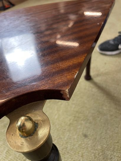 Paire de tables d’appoint demi-lune modulables.
Paire...