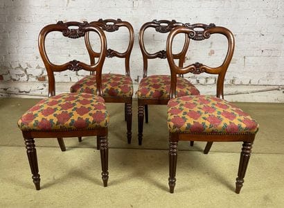 Suite de 4 chaises de style victorien (fin...