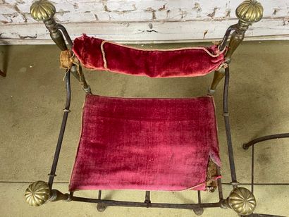 Paire de fauteuils de style néoclassique,...