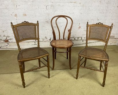 Lot de trois chaises en bois et cannage,...