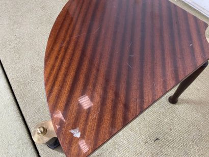 Paire de tables d’appoint demi-lune modulables.
Paire...