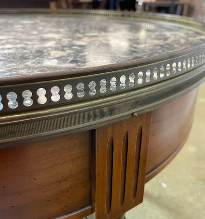 Table de jeu de style Louis XVI 
Table circulaire...