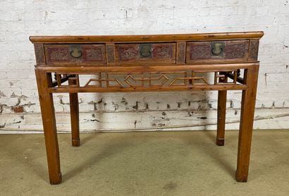 Table console en bois ouvrant par trois tiroirs...