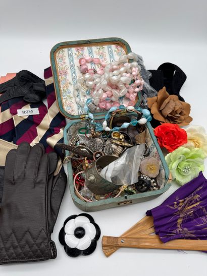 Lot comprenant bijoux fantaisie et accessoires...