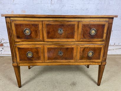 Commode sauteuse de style Louis XVI
Commode...