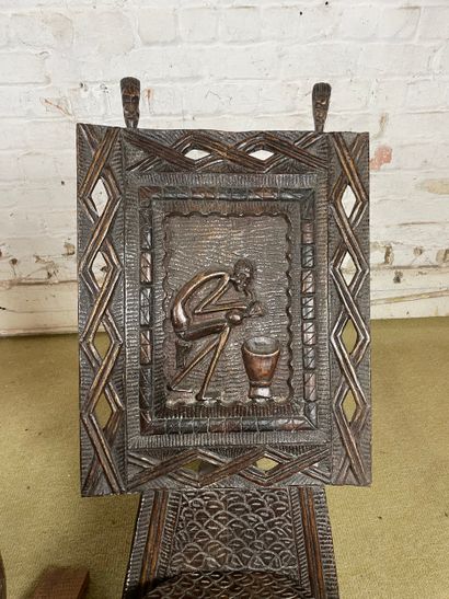 Lot de 4 sièges africains sculptés en bois...