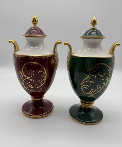 Caverswall China Co. Ltd - Paire de vases...