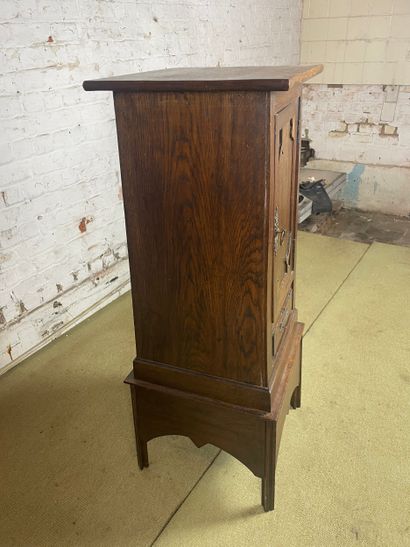 Petit meuble d’appoint de style rustique...