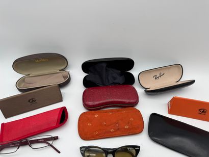 Lot de lunettes et étuis divers
Ensemble...