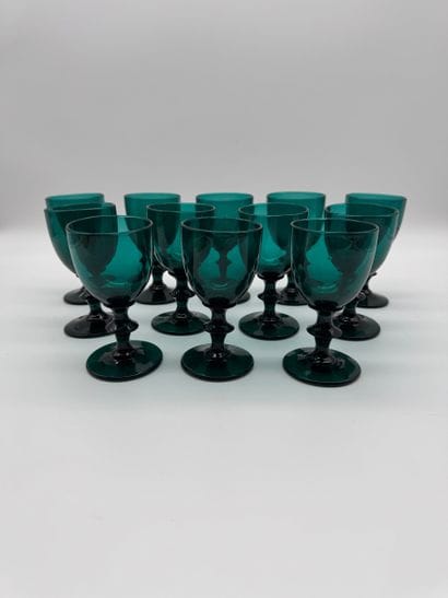 Suite de 12 verres à pied en verre teinté...