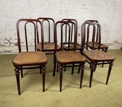 Suite de six chaises dans le goût de Thonet...