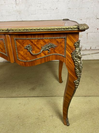 Bureau plat en marqueterie et bronze doré...