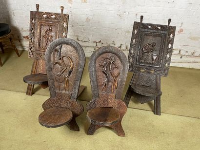 Lot de 4 sièges africains sculptés en bois...