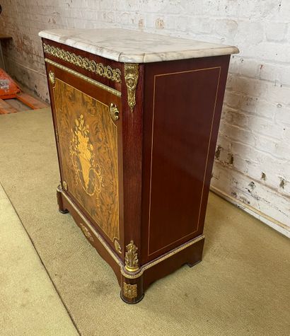 Meuble d’appui en placage et marqueterie,...