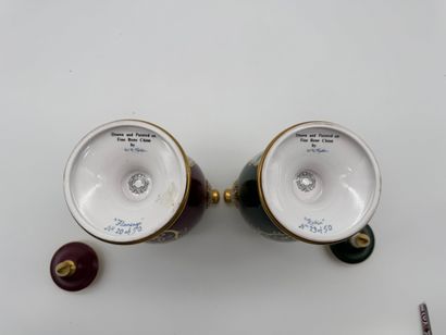 Caverswall China Co. Ltd - Paire de vases...