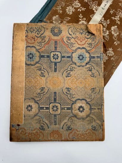 Album de peintures sur soie, travail asiatique...