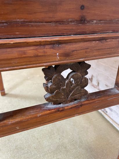 Table console en bois ouvrant par trois tiroirs...