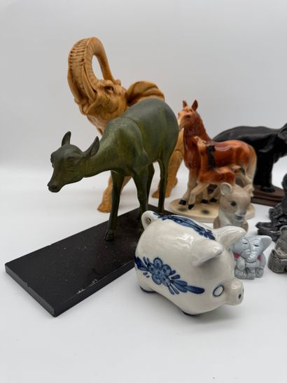 Lot de sujets animaliers en porcelaine, en...
