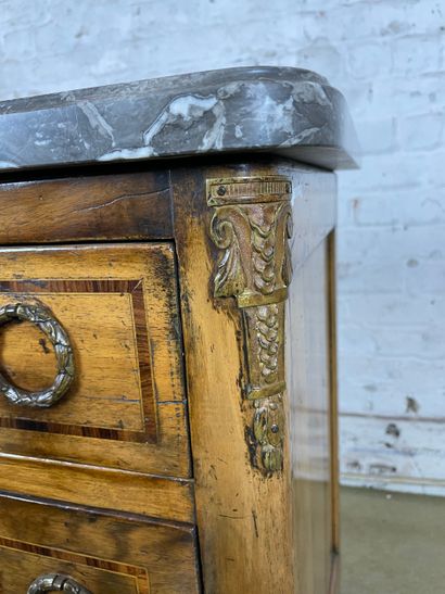Commode de style Louis XVI en bois, plateau...