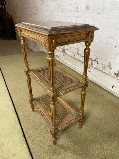 Guéridon à tablettes de style Louis XVI
Petit...