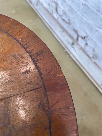 Guéridon en bois à plateau marqueté - Travail...