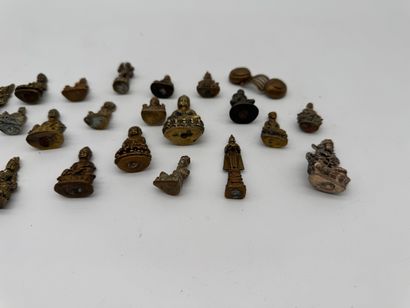 Lot de petites figurines bouddhistes
Ensemble...
