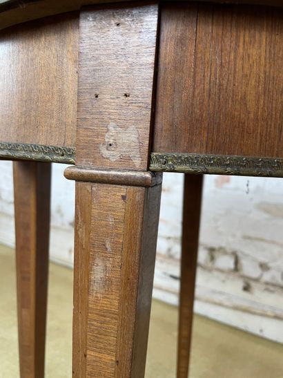 Table circulaire de style Louis XVI 
Table...