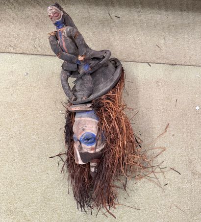 Anthropomorphic mask with figure - Central...