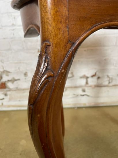 Table d’appoint de style Louis XV 
Petite...