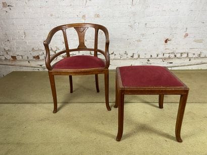 Fauteuil avec repose-pieds de style néoclassique...