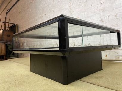 Table basse vitrine de style Maison Jansen,...