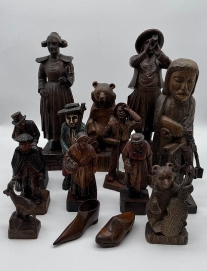 Set of wooden sculptures with various subjects
A...