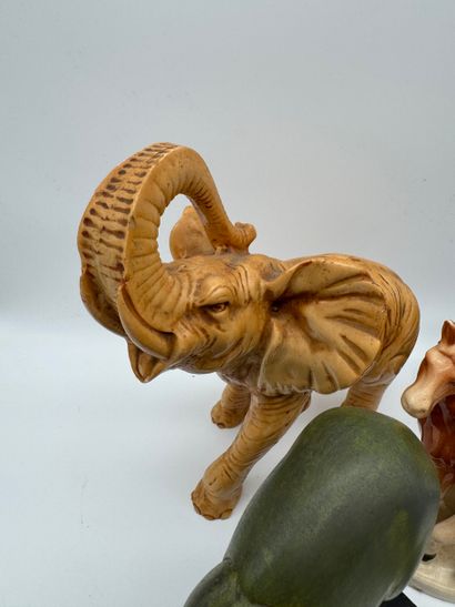 Lot de sujets animaliers en porcelaine, en...