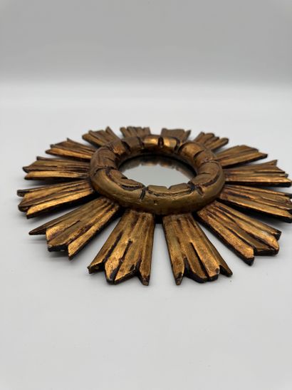 Miroir en bois sculpté et doré, à décor de...